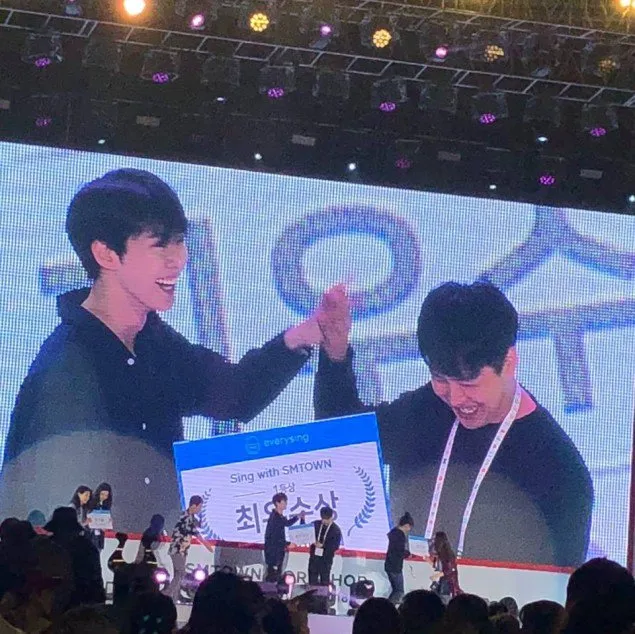 Doyoung dan manajernya saat menang © allkpop.com