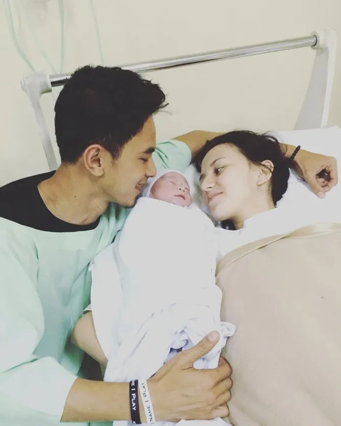Dahlia Poland ungkap rasa sayangnya pada snag anak, James © instagram.com/dahliachr