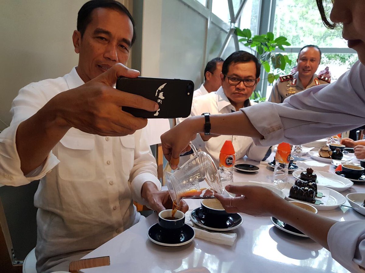 Presiden Jokowi Selfie Netizen Malah Salah Fokus Sama Casing