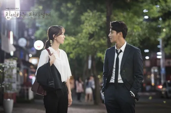 Yoon Shi Yoon memerankan dua karakter di YOUR HONOR dimana dia menjadi orang kembar. © SBS