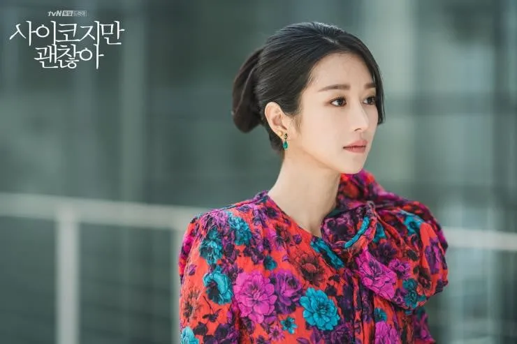 5. Dress Bunga Mewah Seo Ye Ji di IT'S OKAY TO NOT BE OKAY