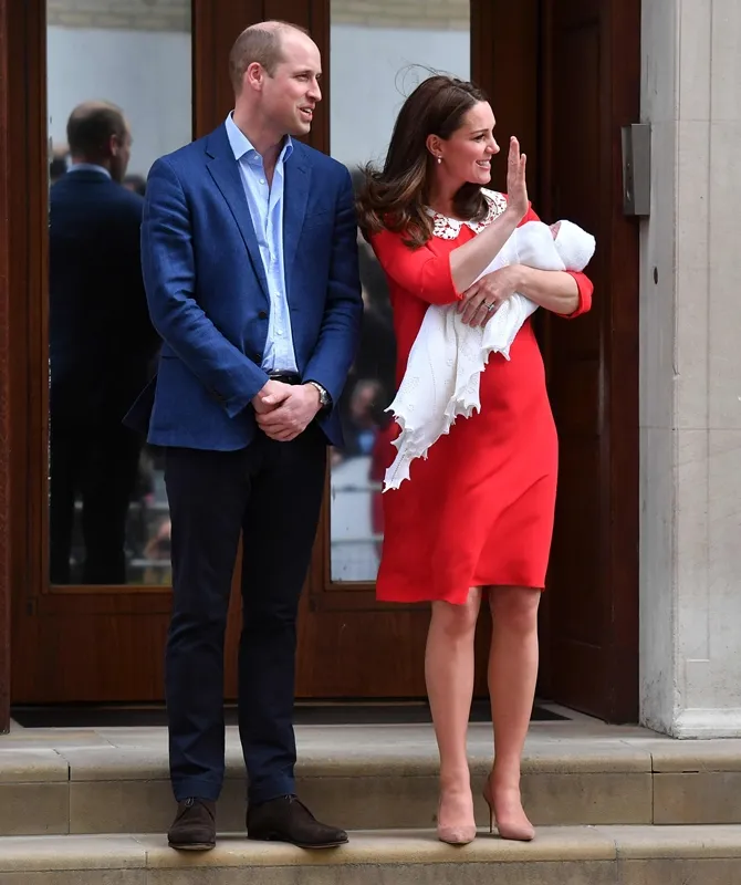 Penampilan Kate terlihat simpel dan elegan. © AFP