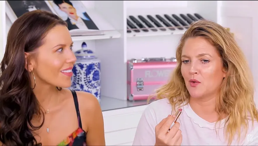 Tati mereview produk karya Drew Barrymore. (Youtube: GlamLifeGuru)