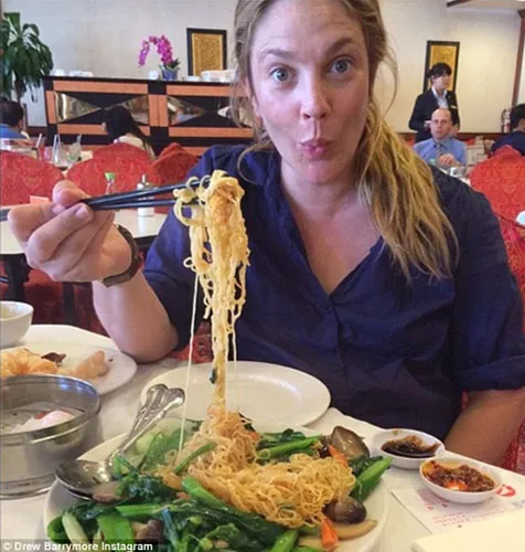 Drew Barrymore Saat Melahap Mie Goreng Chinese Food @ instagram.com/drewbarrymore