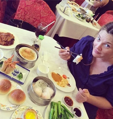 Drew Barrymore Saat Menyantap Dimsum @ instagram.com/drewbarrymore