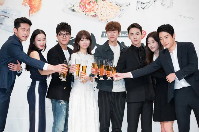 Kabar duka dari asisten producer Drinking Solo meninggal bunuh diri di hotel after party penutupan drama. ©tvN