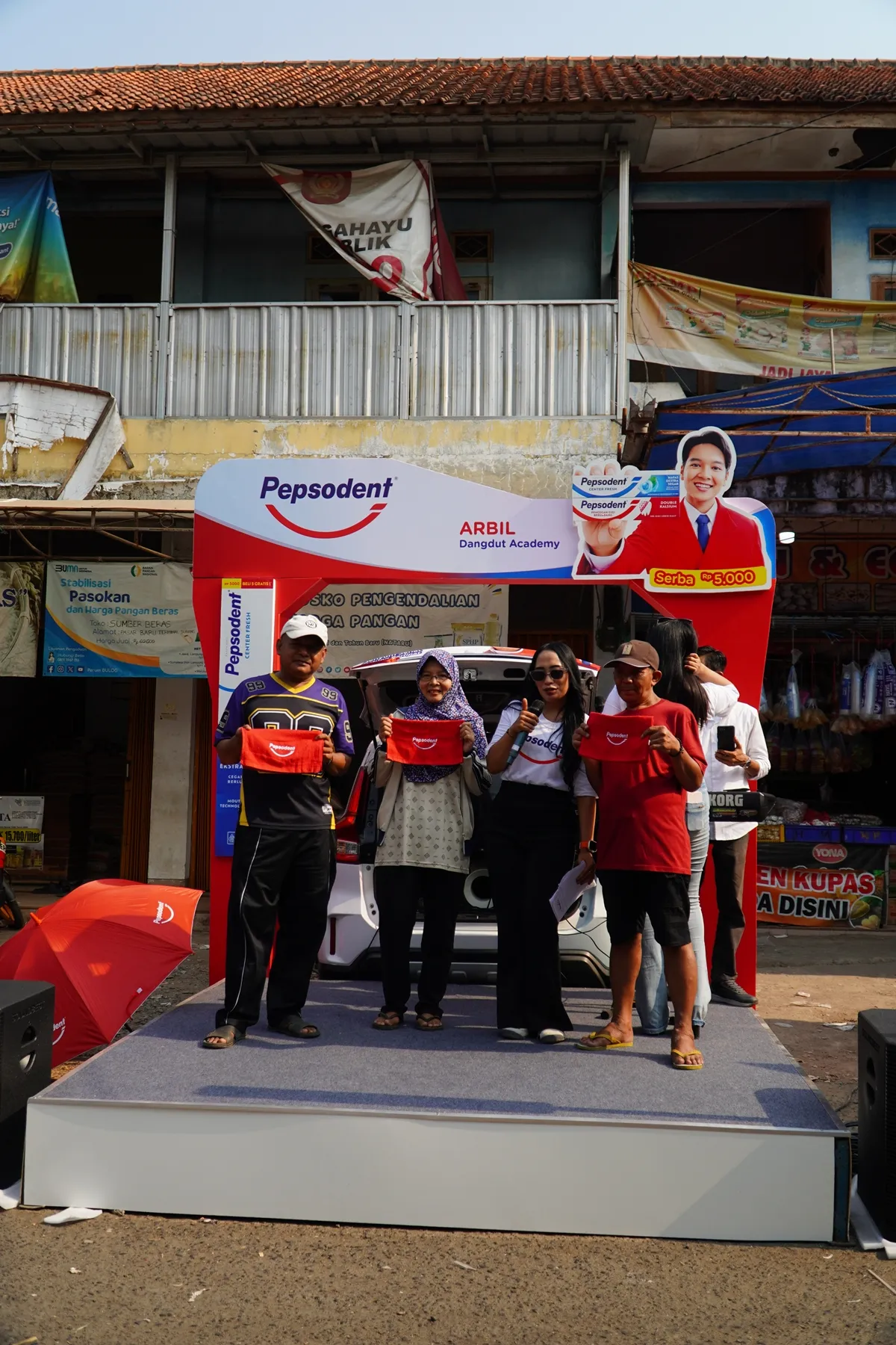 Pemenang yang beruntung mendapatkan doorprize. (c) Istimewa