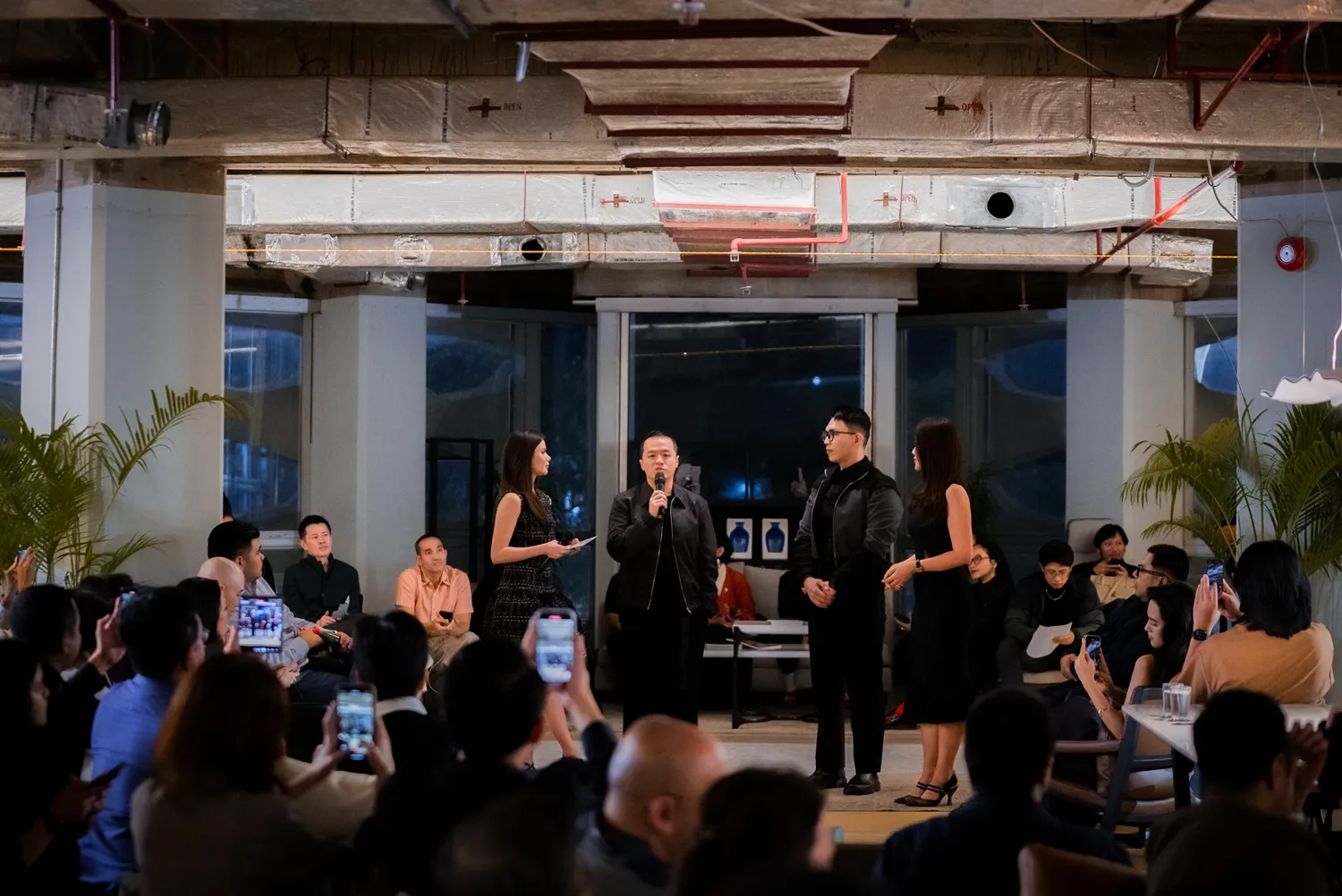 Yosafat Dwi Kurniawan, dr. Raybby Muliawan dan dr. Gaby Syerly dalam press conference Time Dilation. (c) Merz Aesthetic