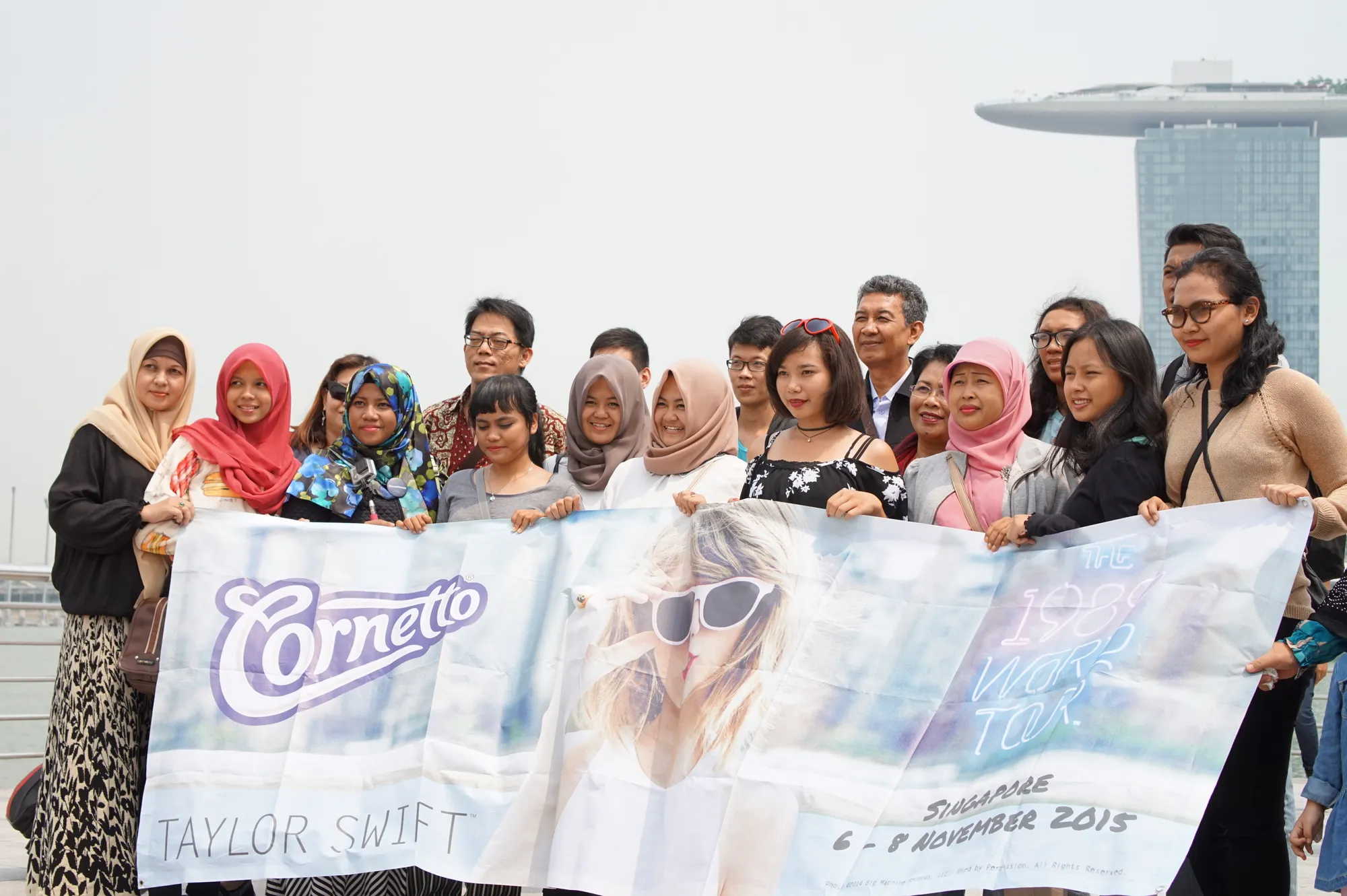 Foto bareng di patung Merlion, Singapura