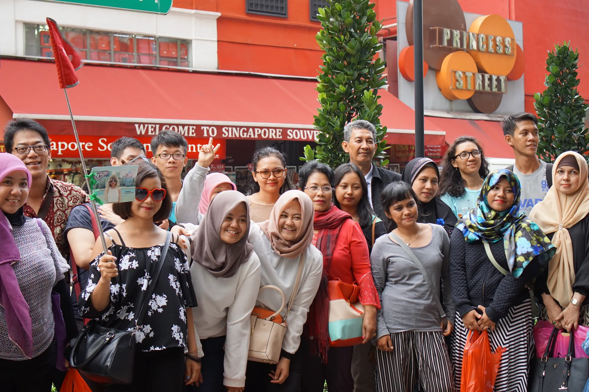 Belanja dulu di toko souvenir di kawasan Bugis Street
