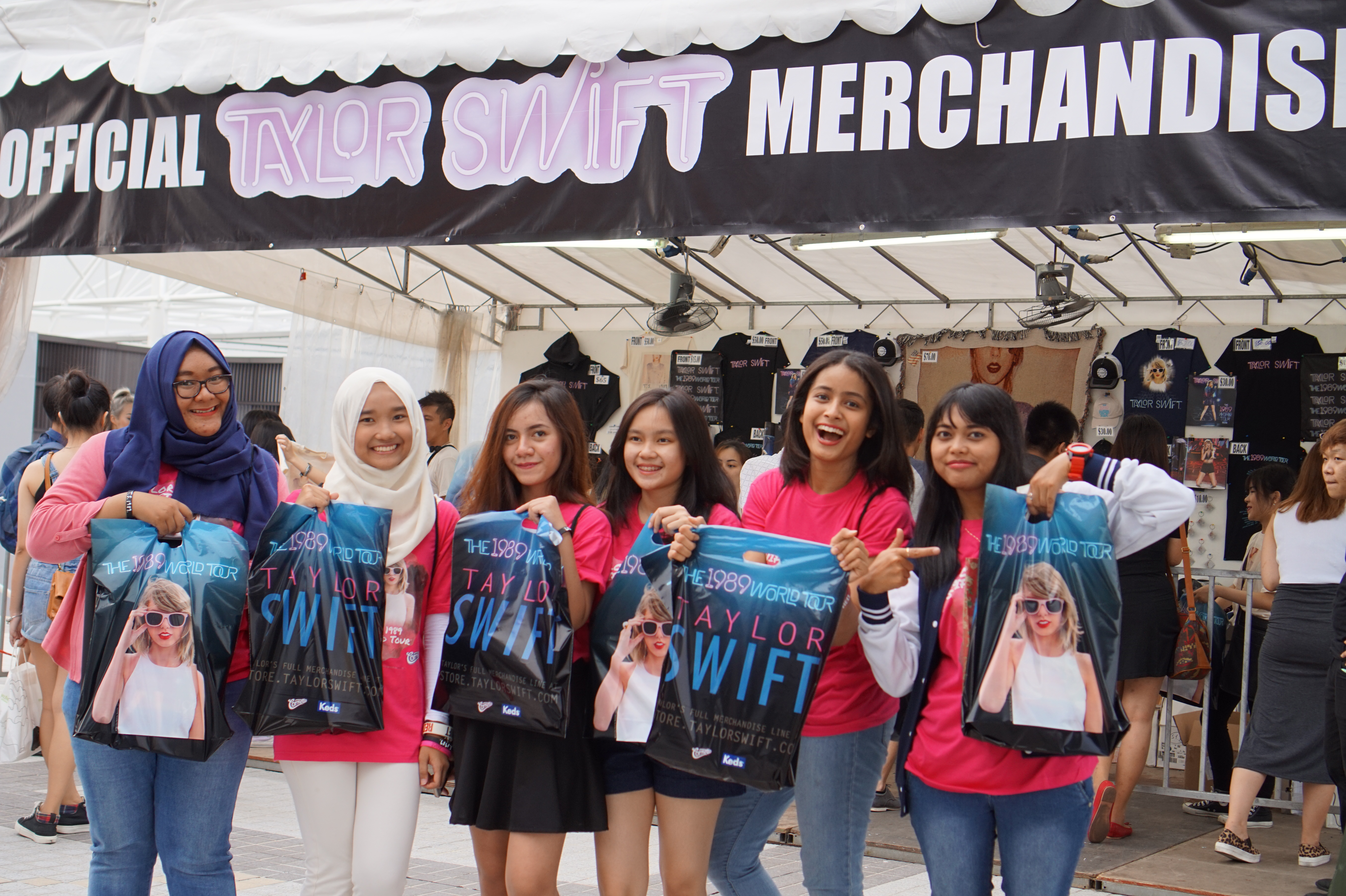 Tak lengkap rasanya tanpa belanja merchandise Taylor Swift yang asli ©KapanLagi.com