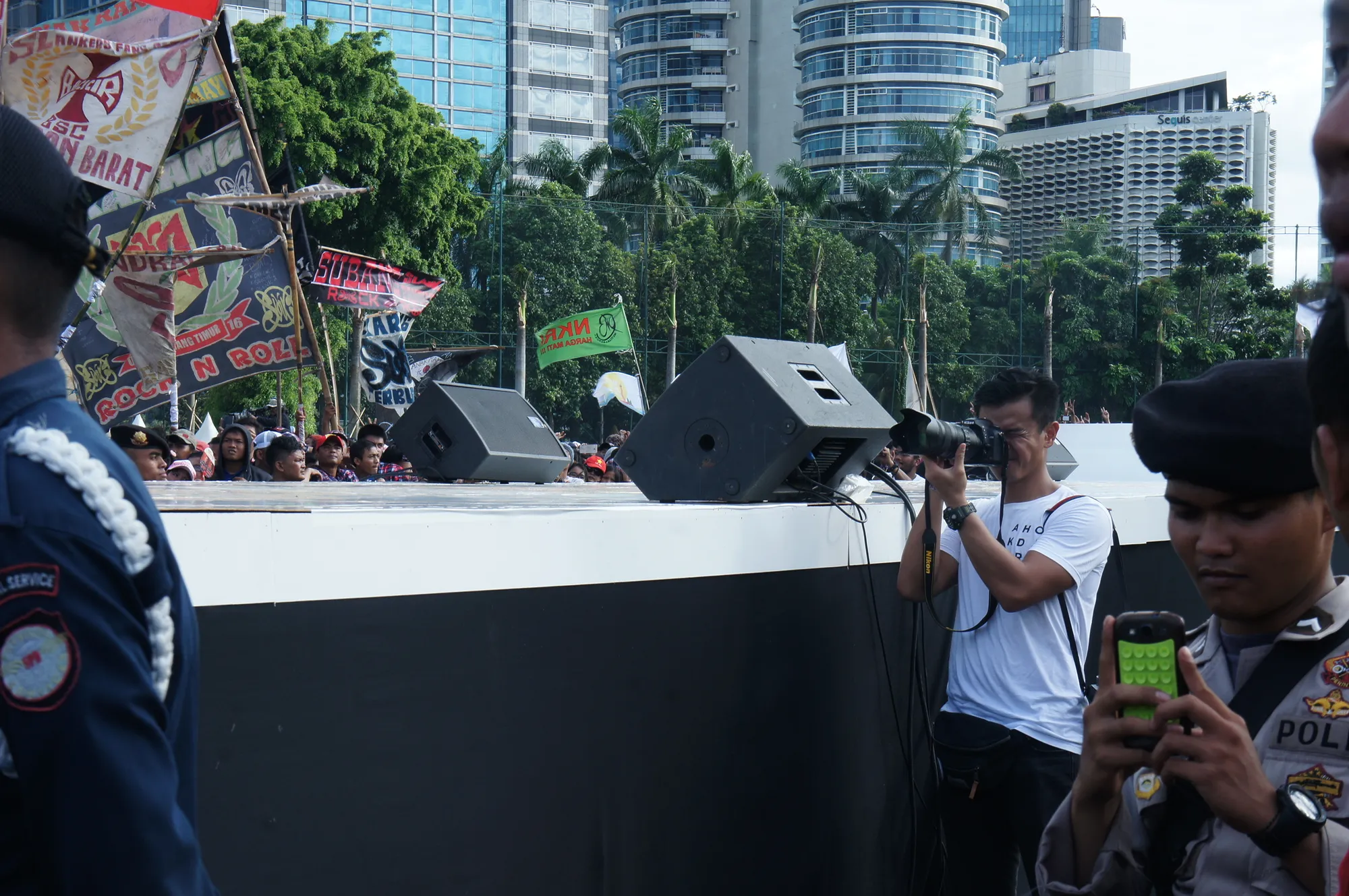 Dion Wiyoko berbaur dan rela berbecek-becek ria demi mendapatkan foto Slank dalam #KonserGue2 © KapanLagi.com® / Fikri Alfi Rosyadi