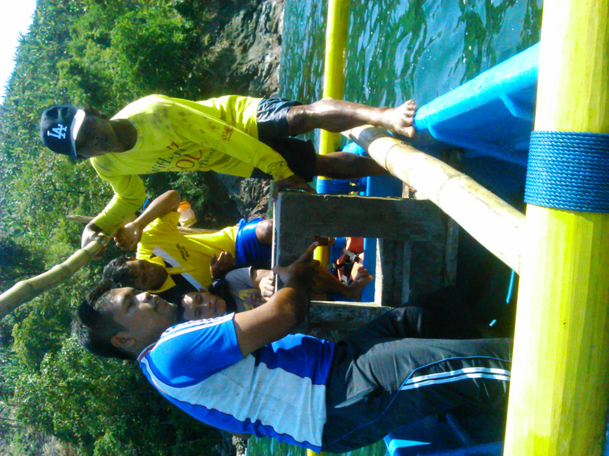 Agung dan warga Lenggoksono menjadi pengasuh karang demi menjaga kelestarian ekosistem terumbu karang.