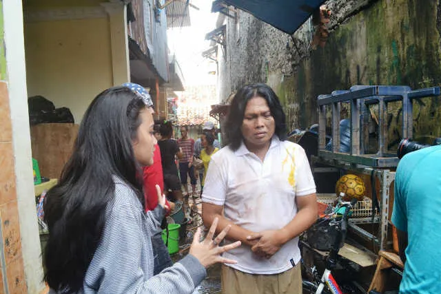 Ageng Kiwi membantu korban banjir. ©Ageng Kiwi