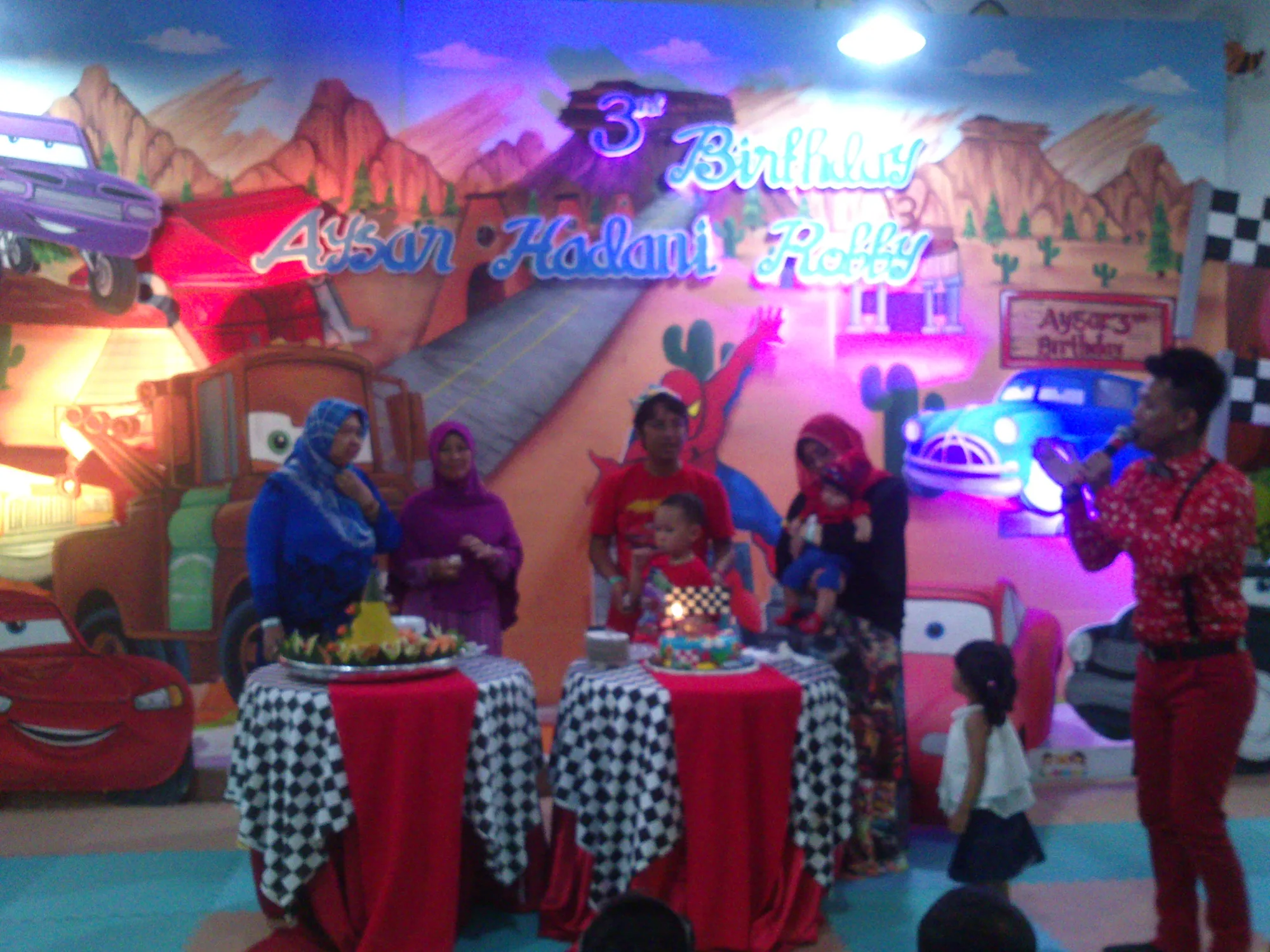 Apoy gelar ultah dengan anak yatim. @KapanLagi.com®/Mustamiyani