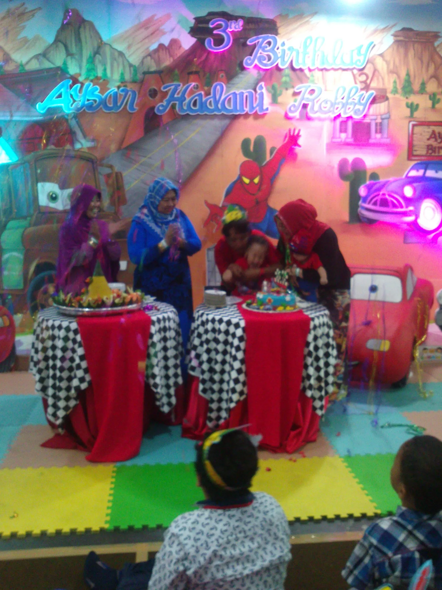 Apoy tak tradisikan beri kado untuk anaknya. @KapanLagi.com®/Mustamiyani