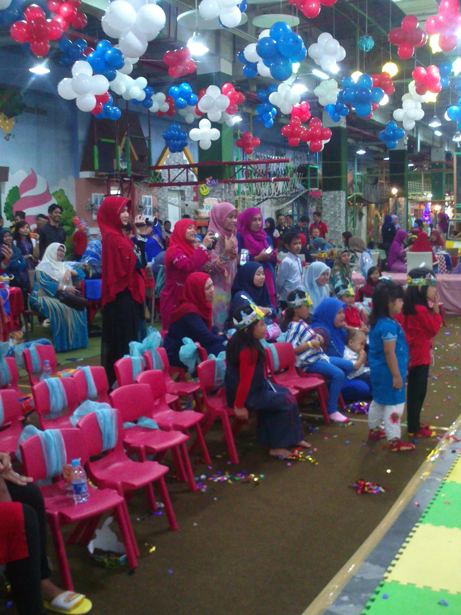 Apoy undang anak yatim untuk meriahkan ultah anaknya. @KapanLagi.com®/mustamiyani