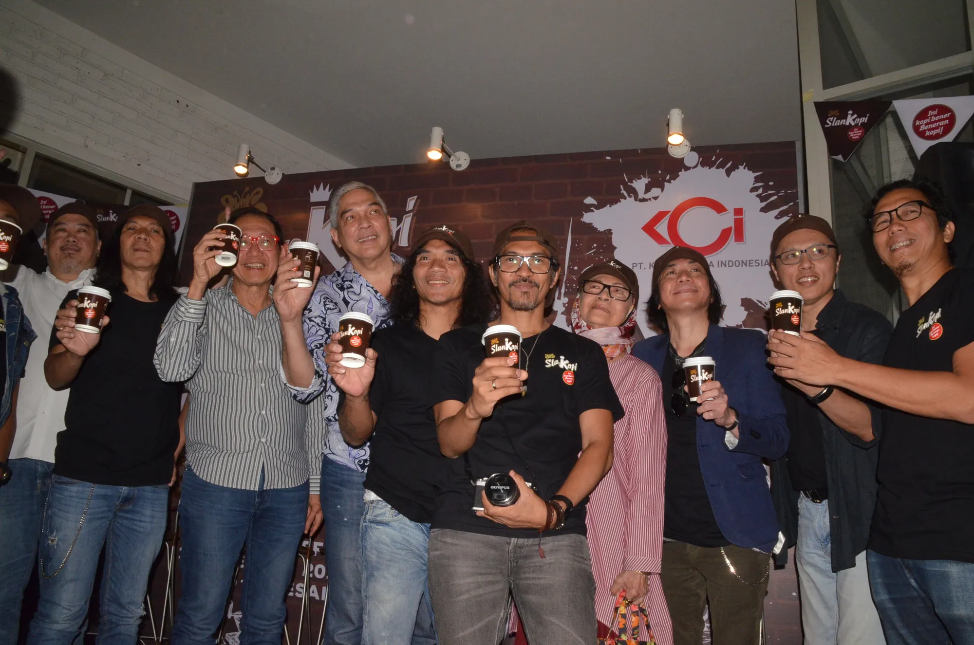 Slank baru saja meresmikan dua produk kopi terbaru, yakni SlanKopi in PaperCup dan SlanKopi In The Box © Istimewa