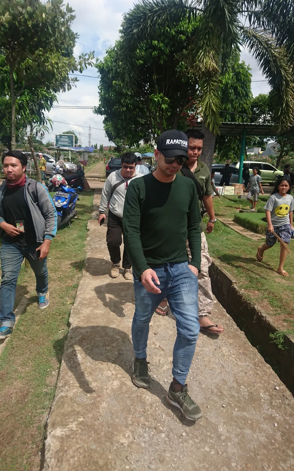 Raffi Ahmad kunjungi makam Jupe © KapanLagi.com/Muhammad Akrom Sukarya