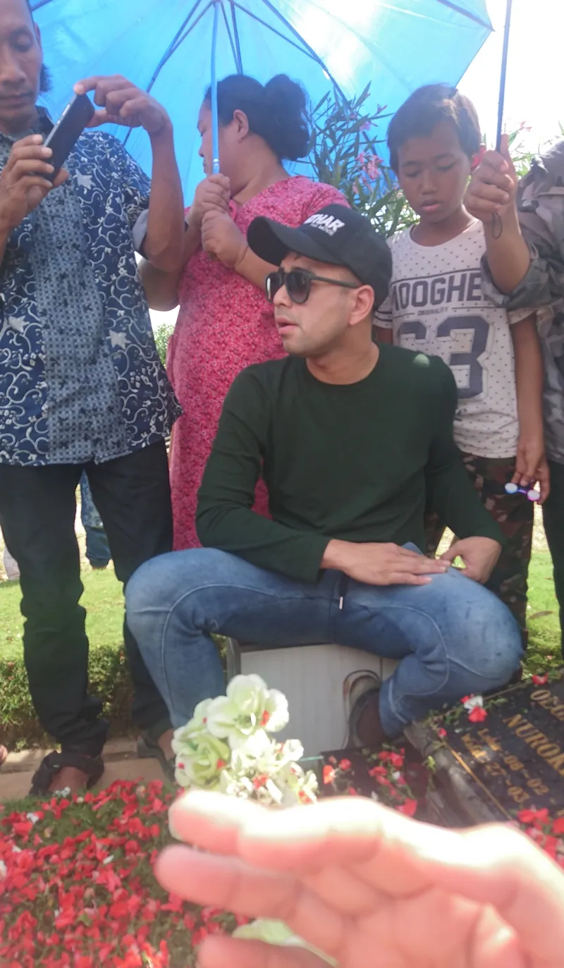 Raffi Ahmad sempatkan berkunjung ke makam Olga © KapanLagi.com/Fikri Alfi Rosyadi