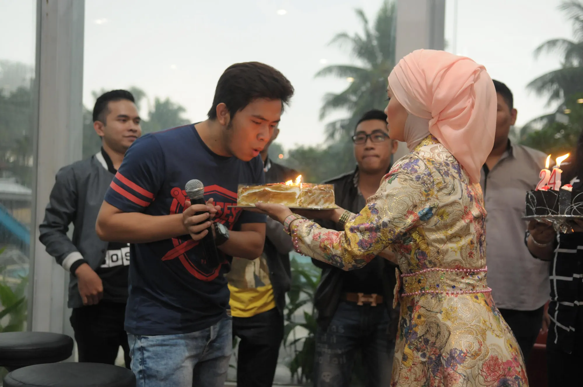Cakra meniup lilin kue ulang tahunnya ©KapanLagi.com®/Bayu Herdianto