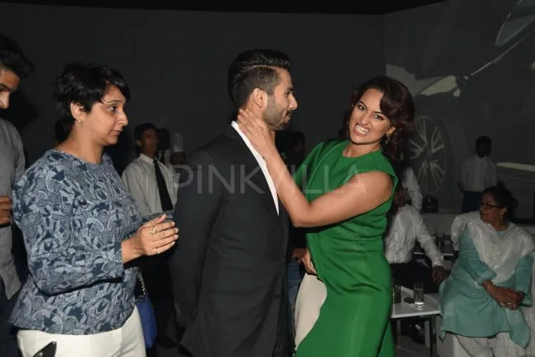 Sonakshi cekik Shahid Kapoor. @pinkvilla