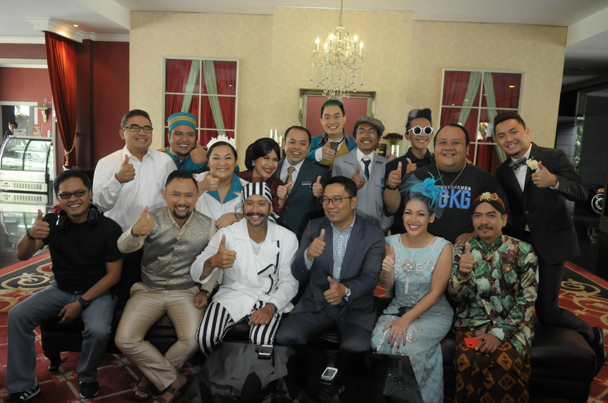 Edric Tjandra bersama para kru berfoto bersama Ridwan Kamil di lokasi syuting THE WEDDING & BEBEK BETUTU/©Kapanlagi.com®/Bayu Herdianto