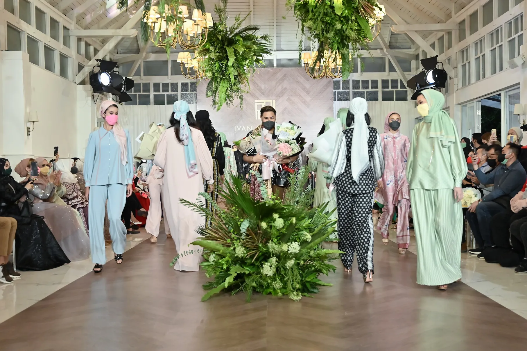 Ivan Gunawan Gelar 'Raya Collection 2022' bertajuk 'TIME FLIES' / Credit Foto: Dokumentasi Pribadi