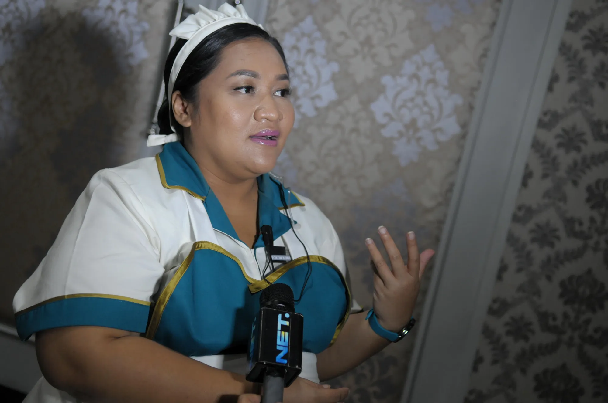 Tike Priatnakusumah yang dikira pegawai hotel saat ada di lokasi syuting THE WEDDING & BEBEK BETUTU/©Kapanlagi.com®