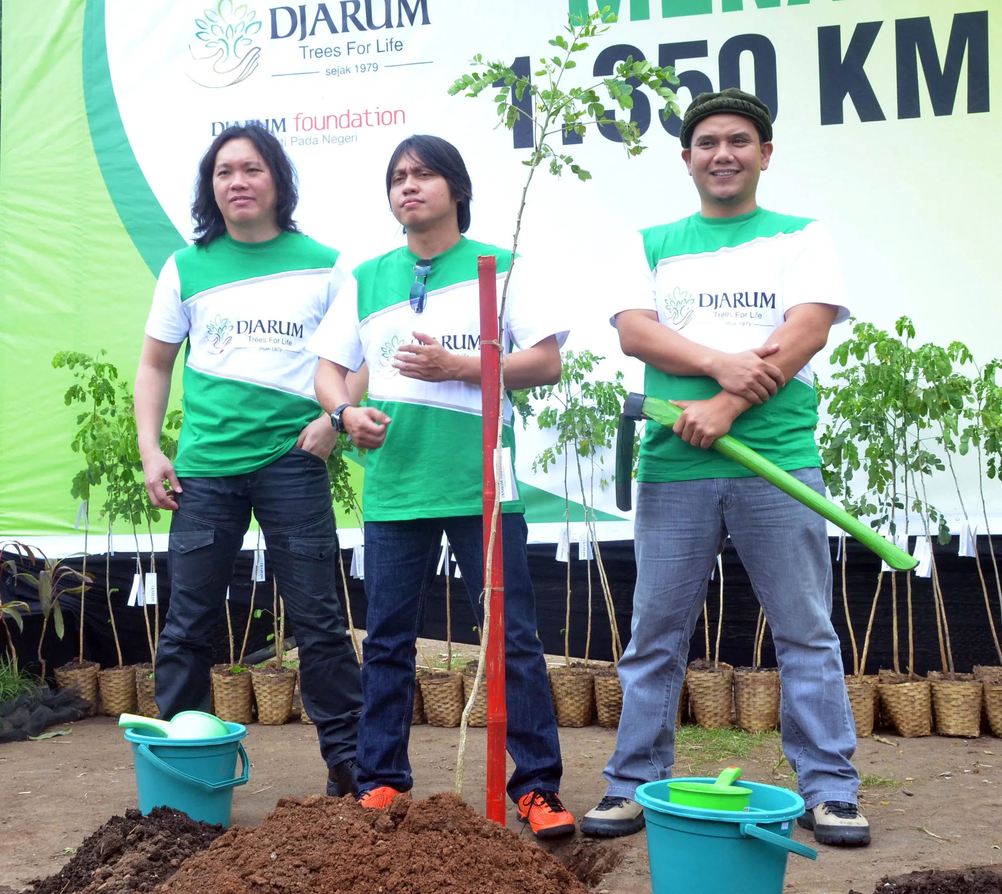Tiga personil Musikimia, Stephan, Rindra, dan Fadly menanam pohon trembesi di Lapangan Palimanan, Kabupaten Cirebon