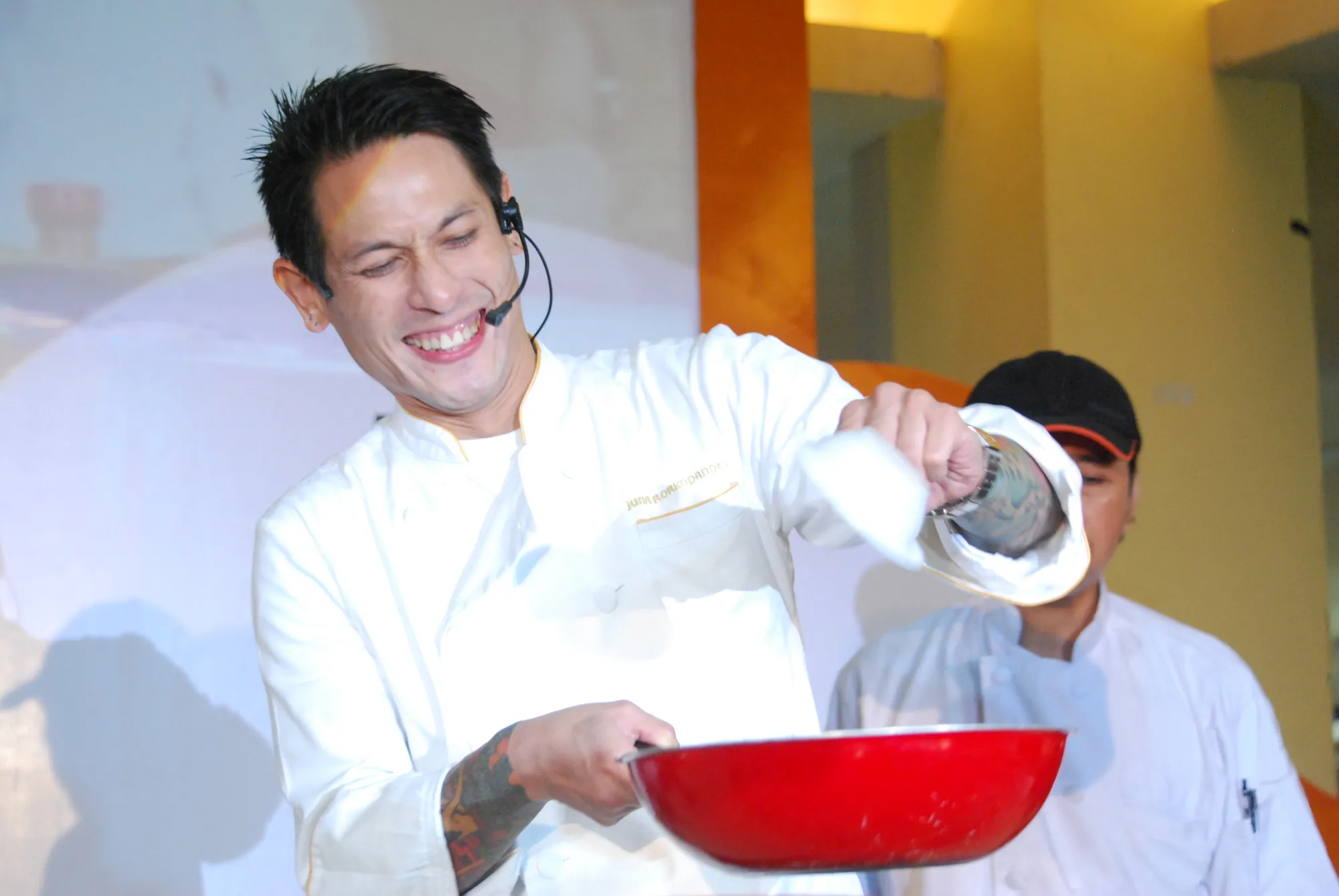 Siapa yang tak meleleh kalau dimasakin sama Chef setampan ini? @KapanLagi.com®/Novi