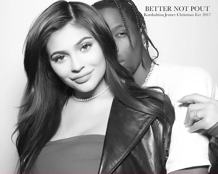 Kylie berpose cukup mesra dengan Travis. Credit: Snapchat Kylie Jenner