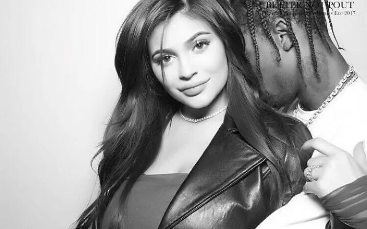 Travis menutupi wajahnya di belakang Kylie. Credit: Snapchat