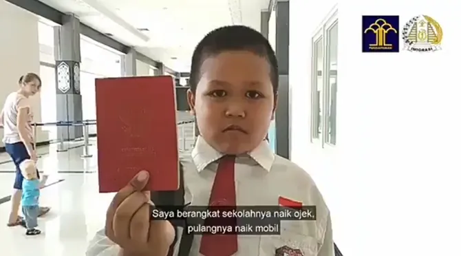 Nursaka tiap harinya melewati Polisi Lintas Batas Negara (PLBN) untuk sekolah (credit: vidio.com)