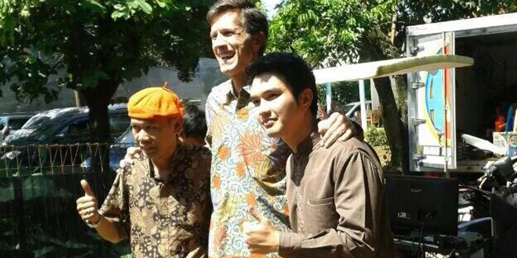 Dubes AS Robert O. Blake Jr. saat berfoto bersama artis pendukun EMAK IJJAH INGIN KE MEKKAH. (Dok. Twitter/Titi Kamal)