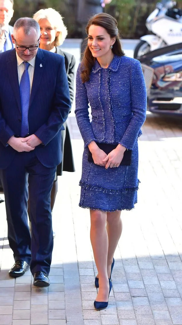Kate Middleton tampil classy dalam kunjungannya di rumah sakit anak © via Mirror.co.uk