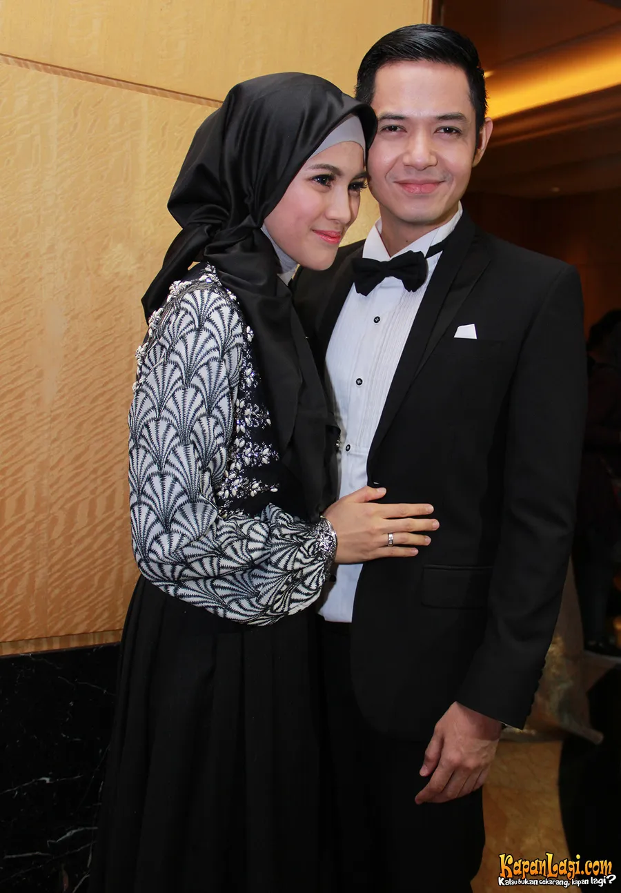 Dude Harlino dan Alyssa Soebandono datang dengan busana yang dominan berwarna hitam. ©KapanLagi.com/Muhammad Akrom Sukarya