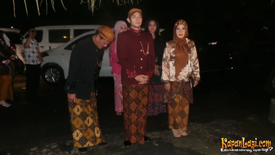 Dengan baju Jawa di malam Midodareni, Dude Harlino mengaku seperti Jokowi. ©Sahal