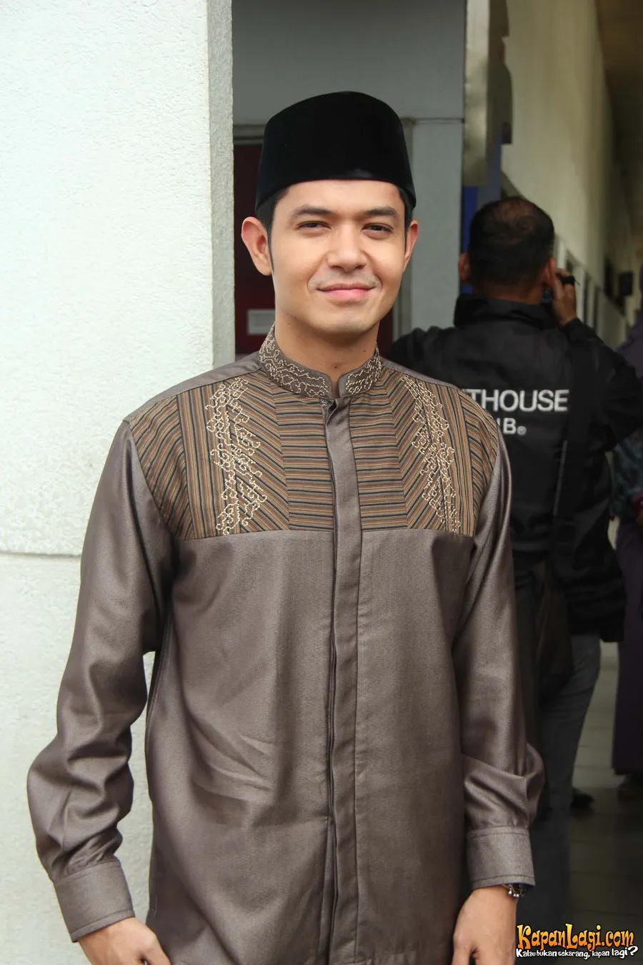 Dude menganggap kuliah sama pentingnya dengan pekerjaan.