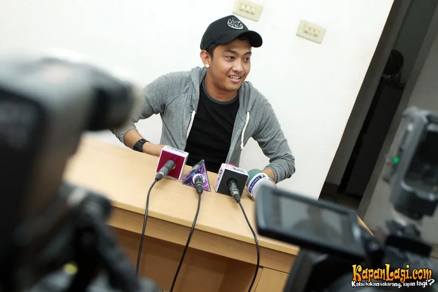 Dudy Oris saat ditemui di tempat syukuran single terbarunya. @kapanlagi.com