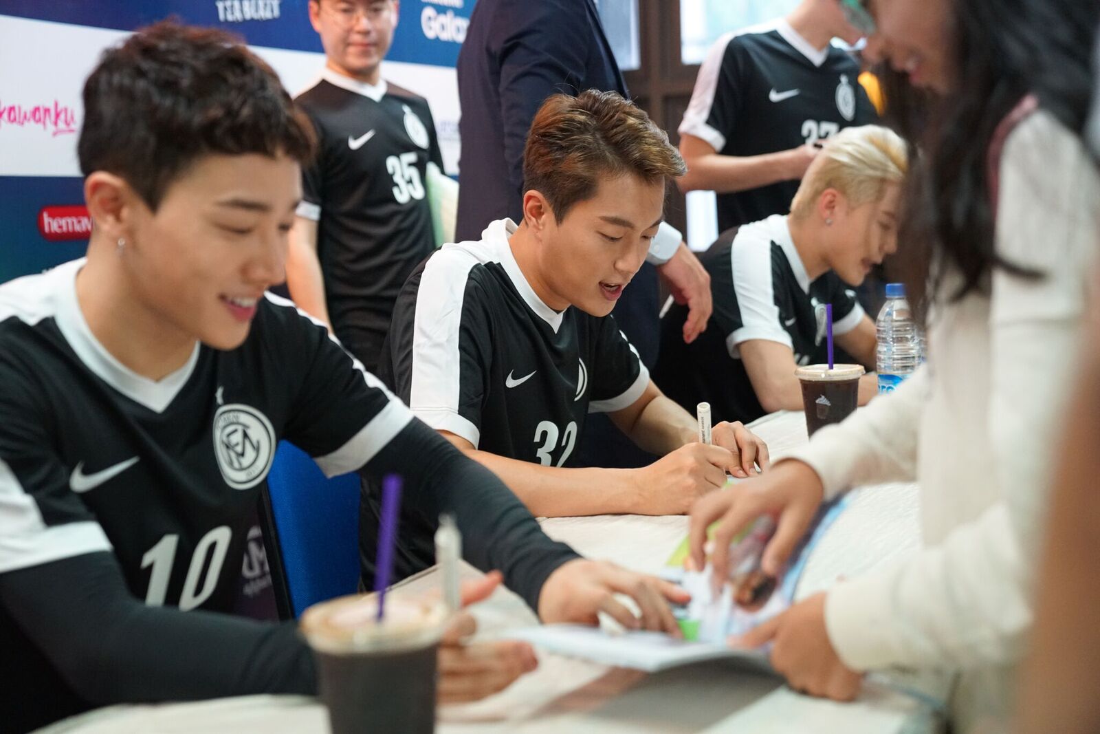 Senyum hangat bintang FC MEN yang tak pernah hilang selama event fan-signing. ©SH Entertainment