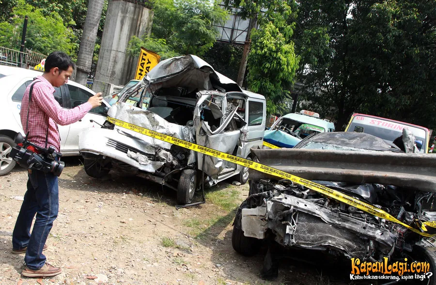 Mobil Bekas Kecelakaan AQJ © KapanLagi.com