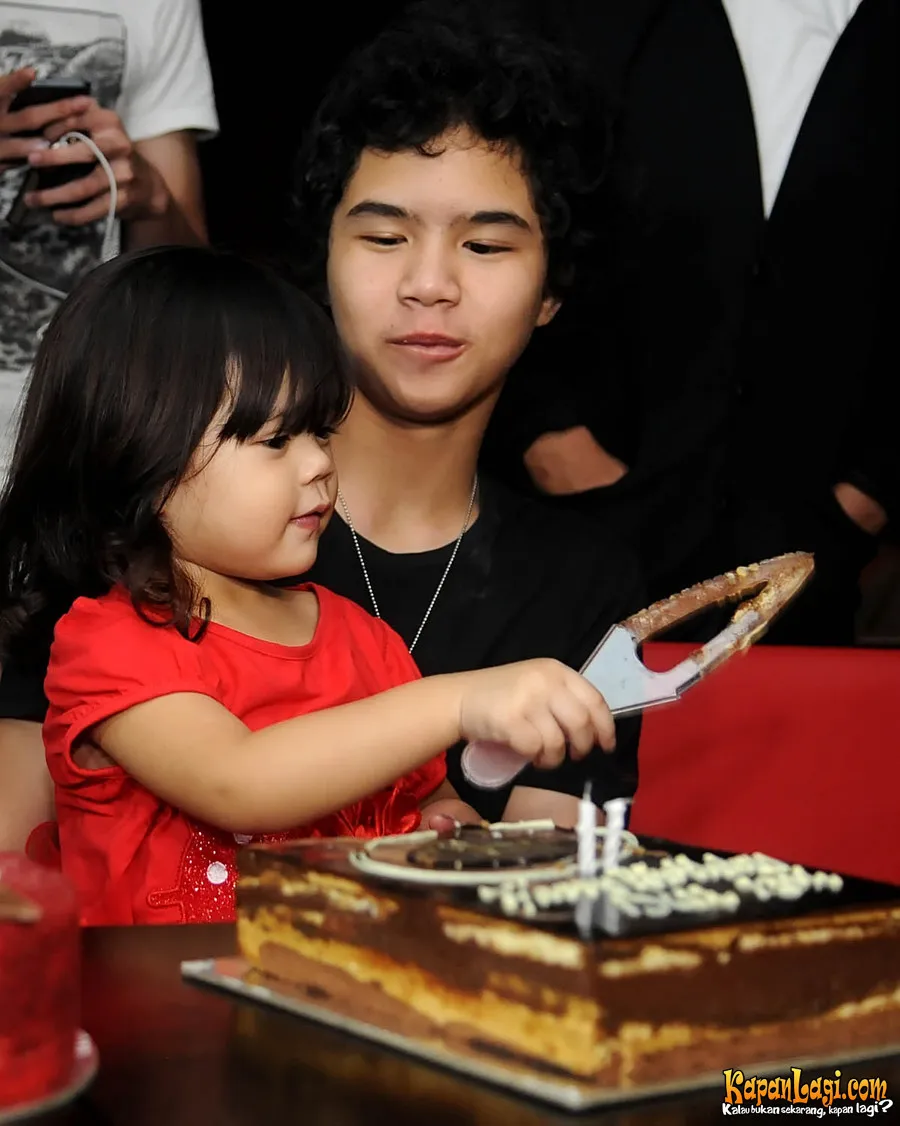 Titiek Puspa terharu dengan sikap Dul kepada ibundanya.