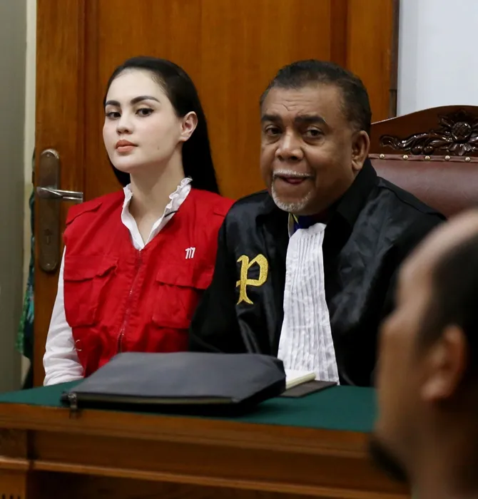 Jennifer Dunn didampingi oleh kuasa hukum-nya. © KapanLagi.com/Bayu Herdianto