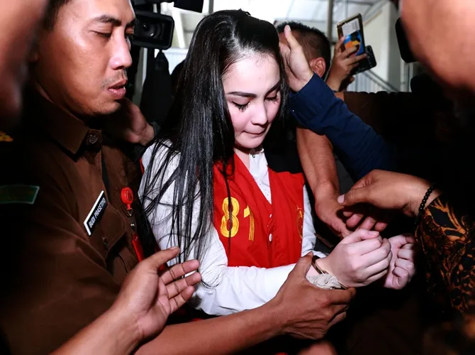 Jennifer Dunn datang sidang dalam kondisi yang kurang fit. © KapanLagi.com/Agus Apriyanto