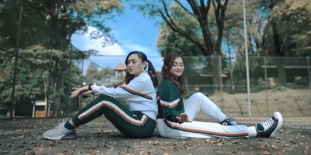 Duo Manja - Sepi Sekuntum Mawar Merah (Berlayar Tak Bertepian)