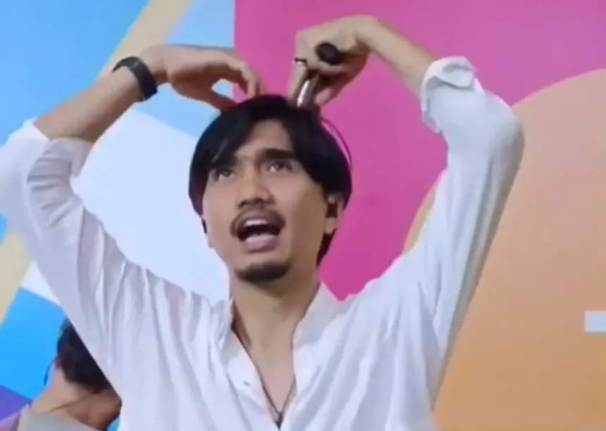 Potret Duta Sheila On 7 Saat Manggung (Credit: Instagram/konser_jabodetabek)