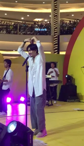 Potret Duta Sheila On 7 Saat Manggung (Credit: Instagram/melaliyani)