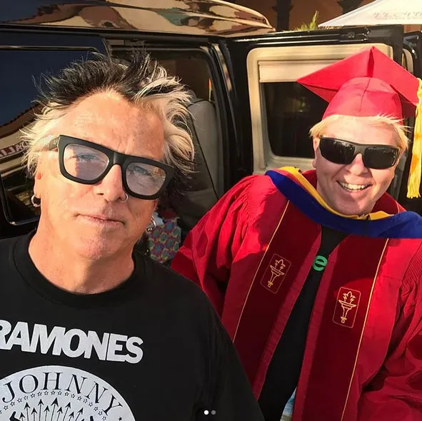 Dexter Holland telah dapatkan gelar Ph.D dari University of Southern California © instagram.com