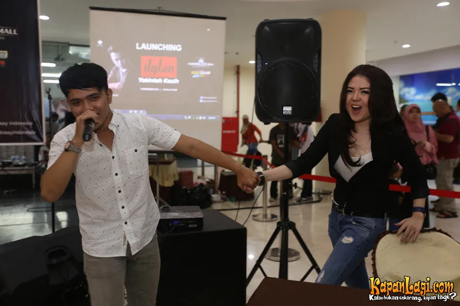 Dylan gandeng Tina di acara peluncuran single barunya ©KapanLagi.com/Budy Santoso